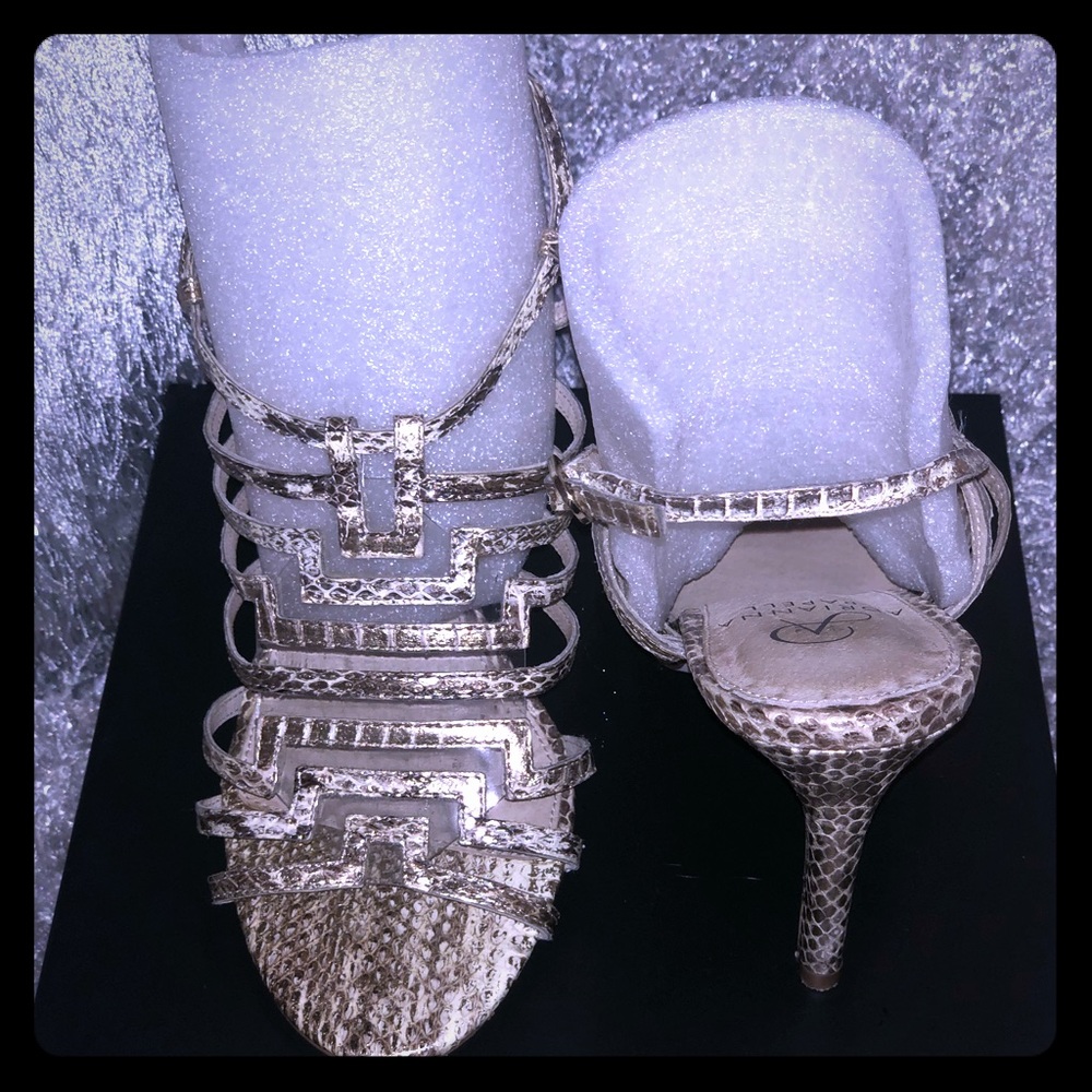Adriana Papell size 6 Aztec sling backs